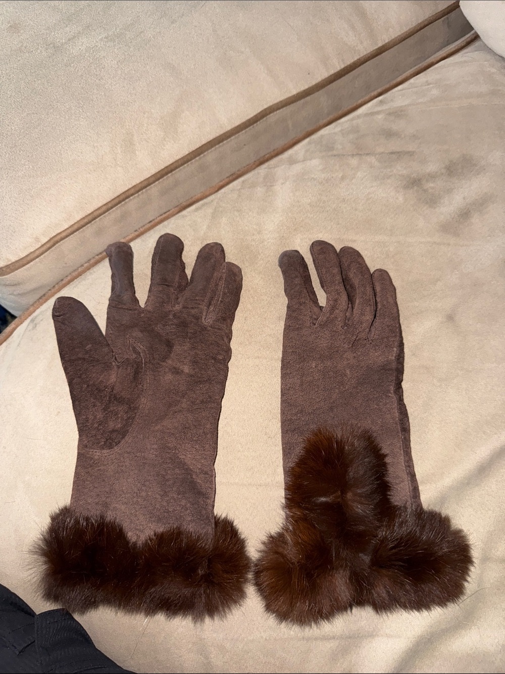 Classic Brown Suede Gloves with Fur Cuff